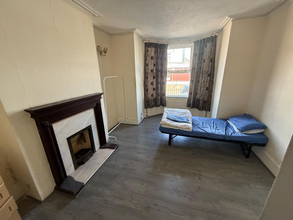 Lot: 121 - SIX-BEDROOM FORMER HMO - Room